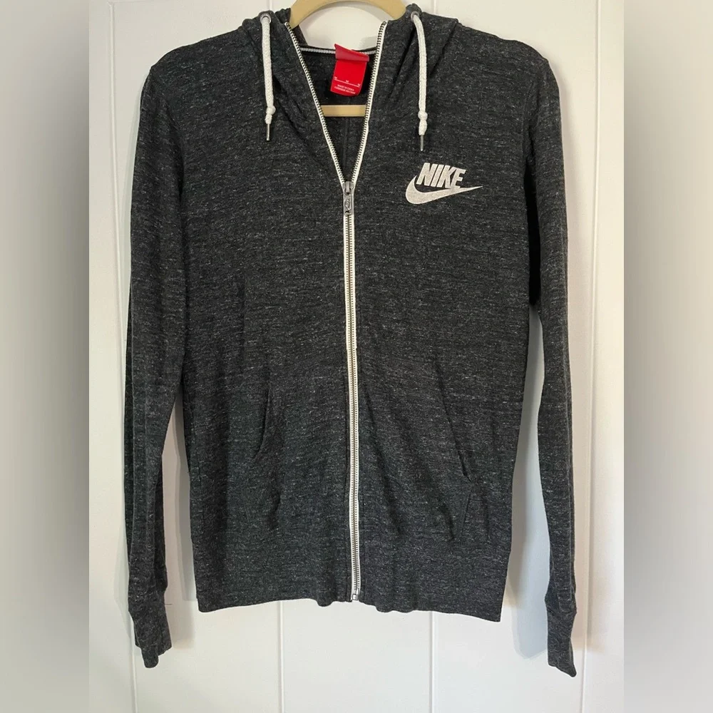 Nike Black Zip-Up Jacket with Athletic Style
